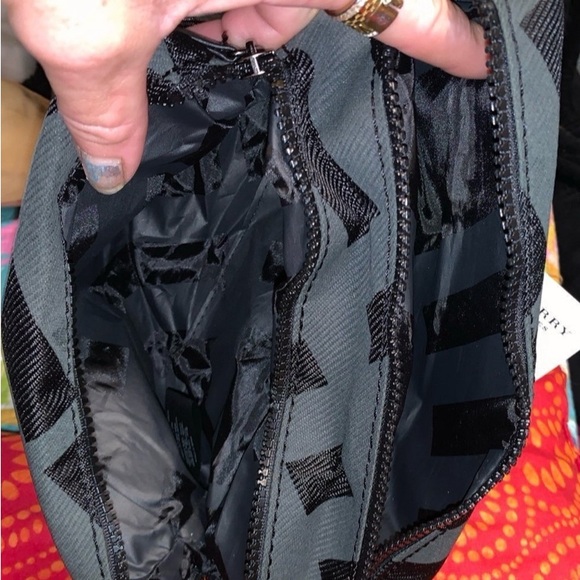 Burberry Accessory Bag NWT Black/Gray Plaid 9×5.5×3 w/handle 2 LG pockets - Picture 5 of 5